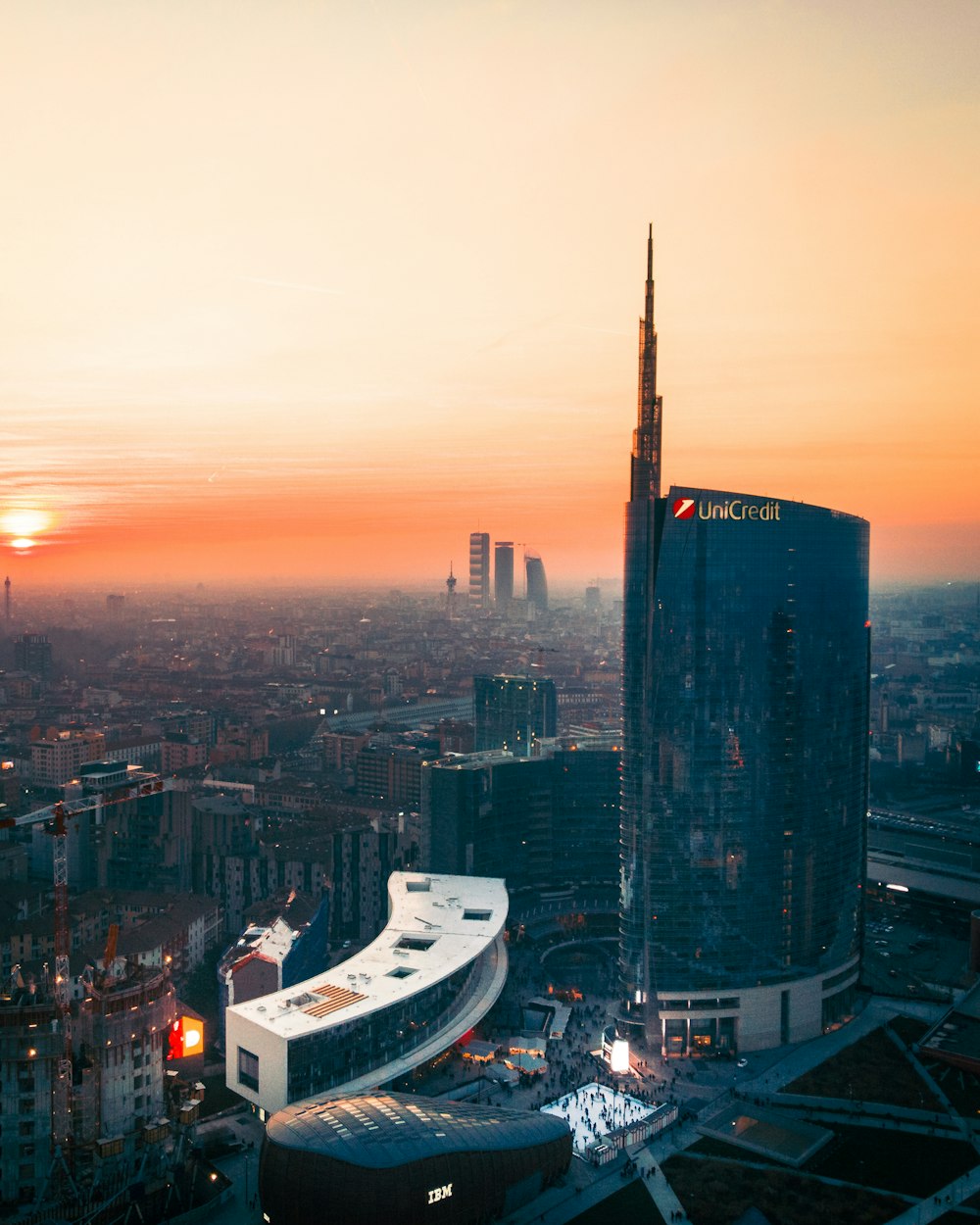 Fotografía aérea de la ciudad con edificios de gran altura bajo el cielo naranja