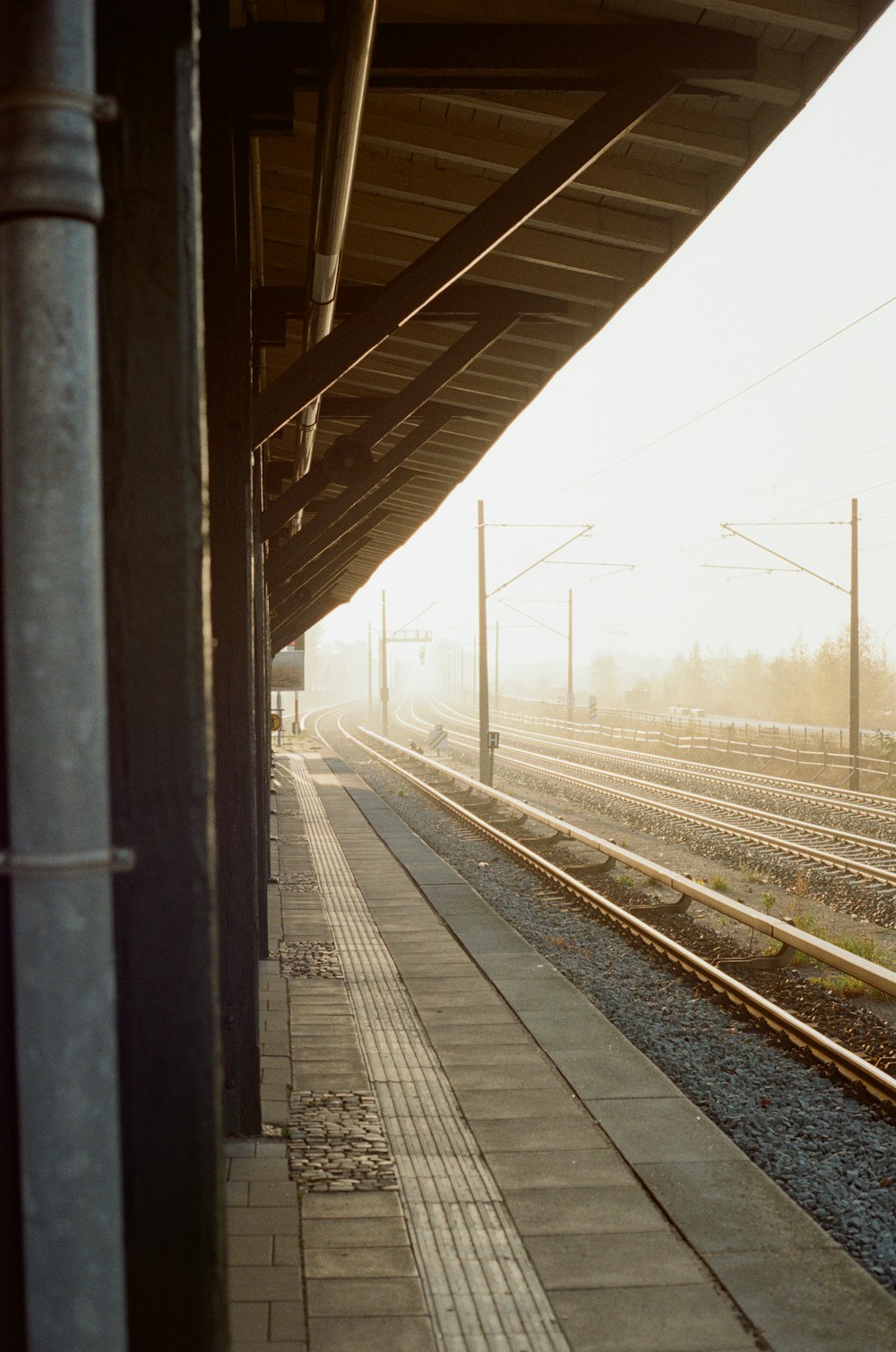 Stazione ferroviaria marrone senza persone