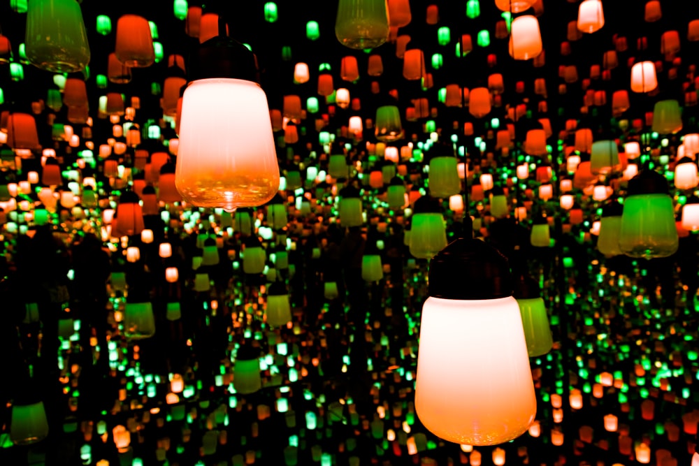 Fotografía macro de lámparas colgantes iluminadas