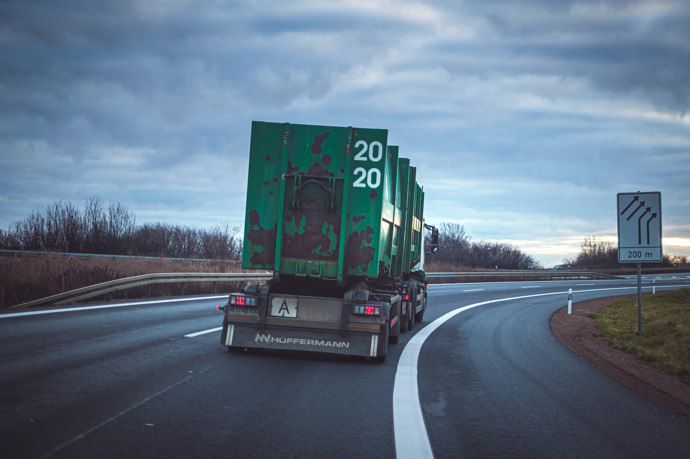 Lkw auf einer Straße, Symbolbild für autonome Fahrten