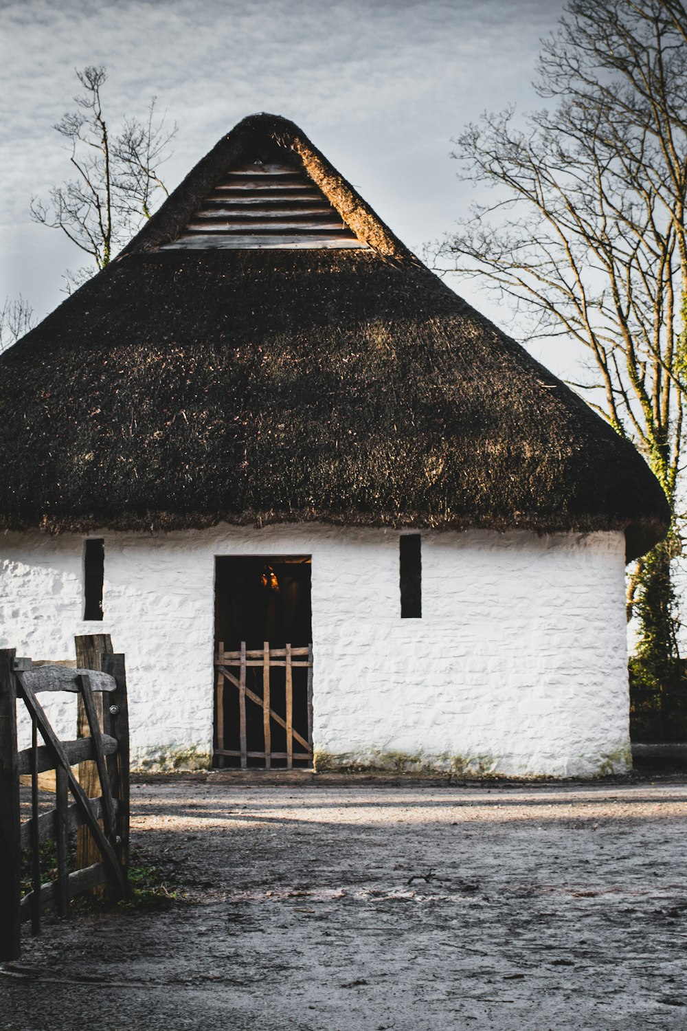 Maison en béton blanc