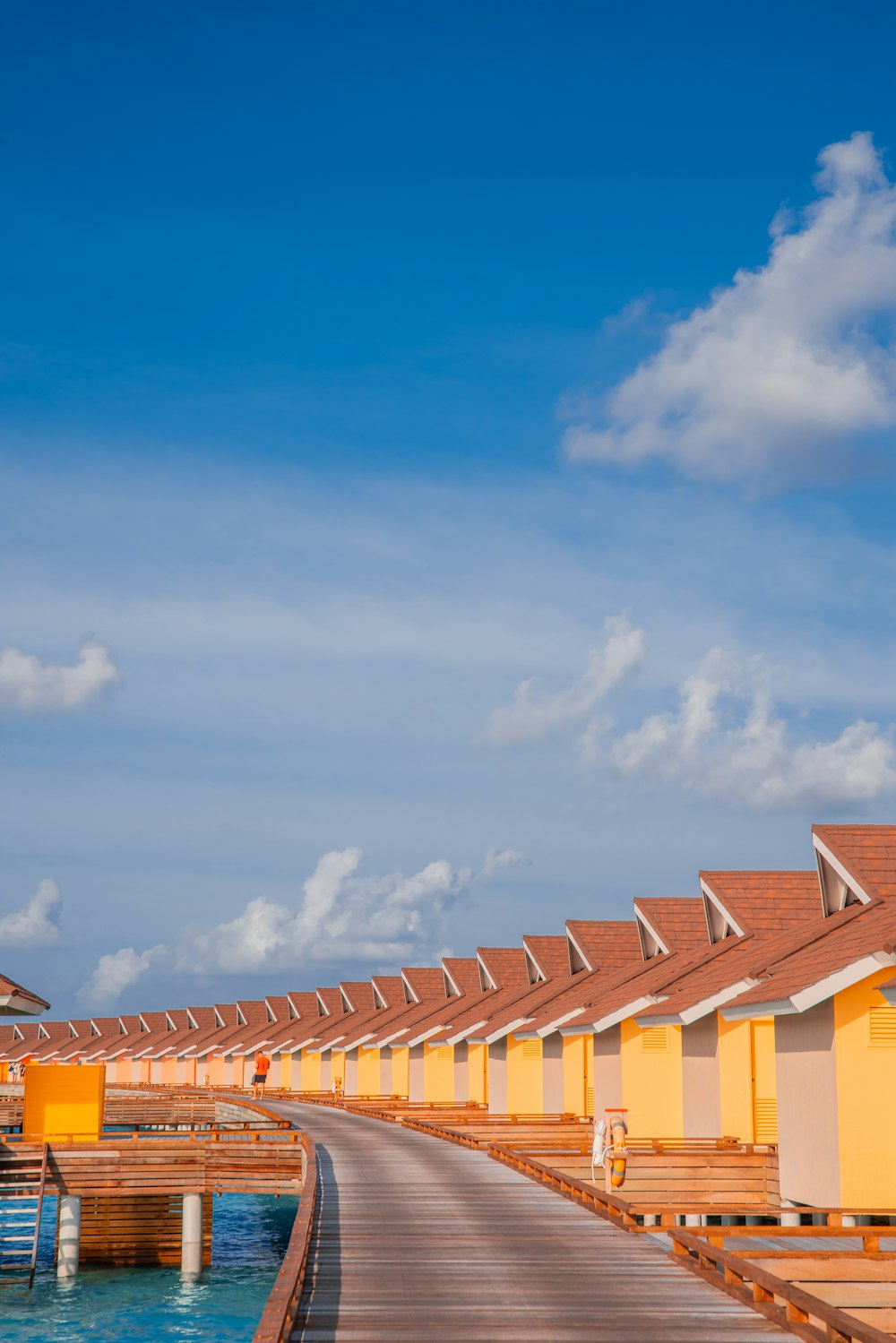 Casas de hormigón marrón y blanco