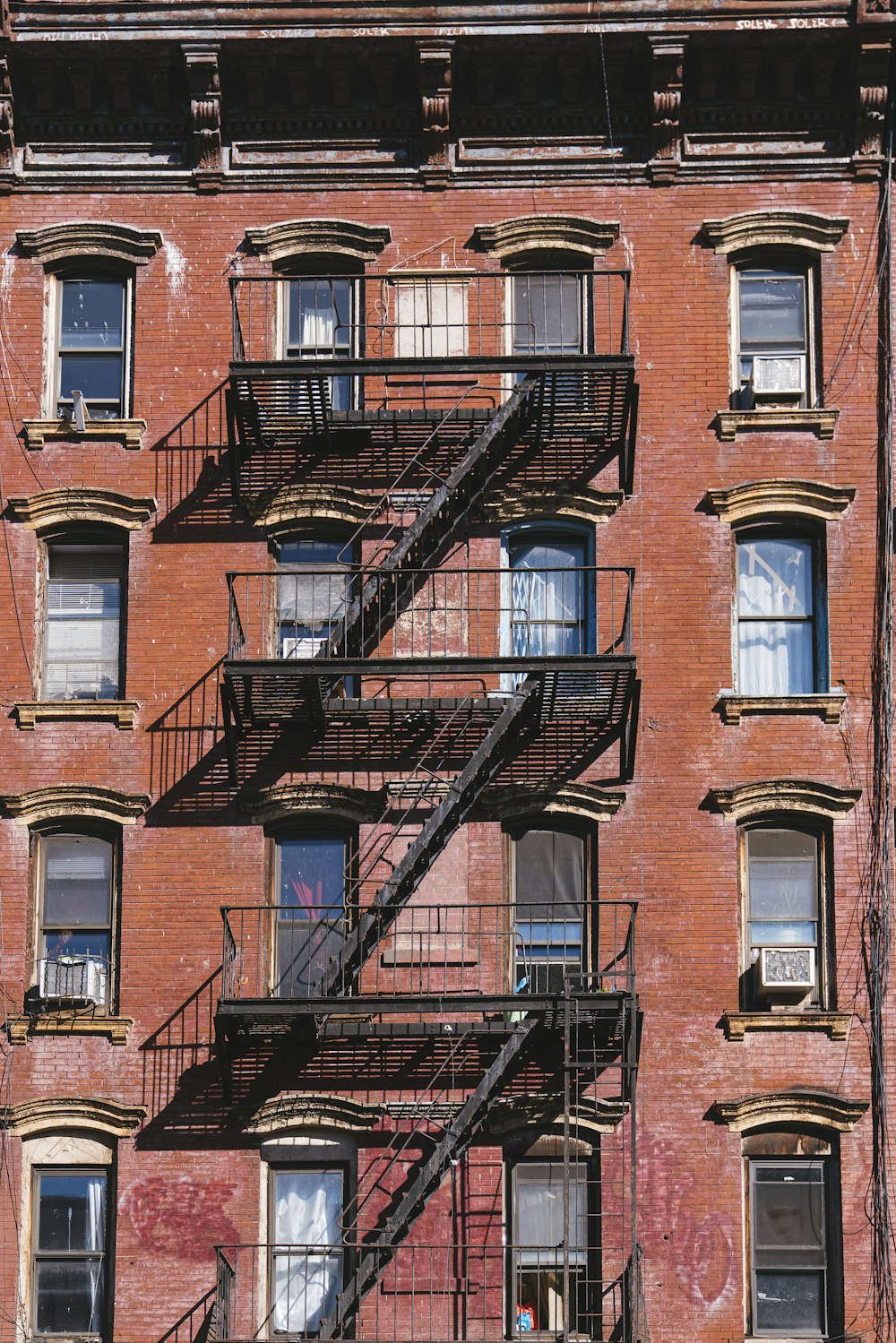 Edificio in cemento marrone e nero