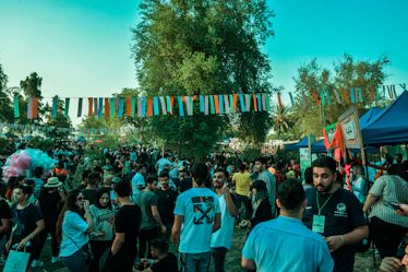 Colorful decorations and smiling attendees mingling at the Échovif event.