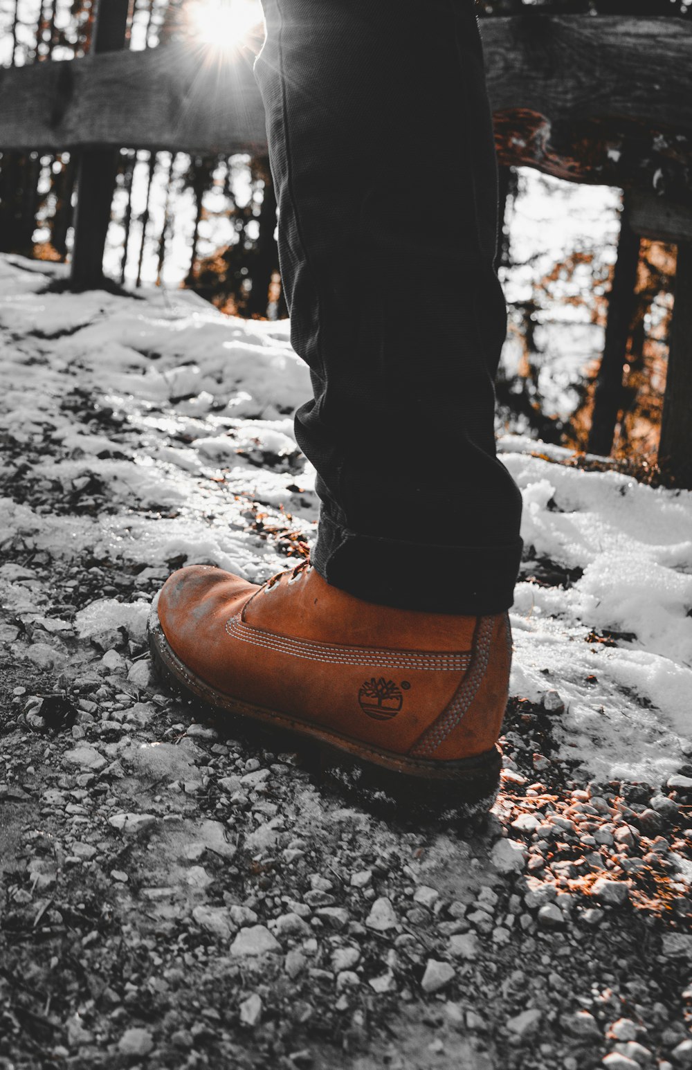 homem vestindo bota de couro marrom Timberland