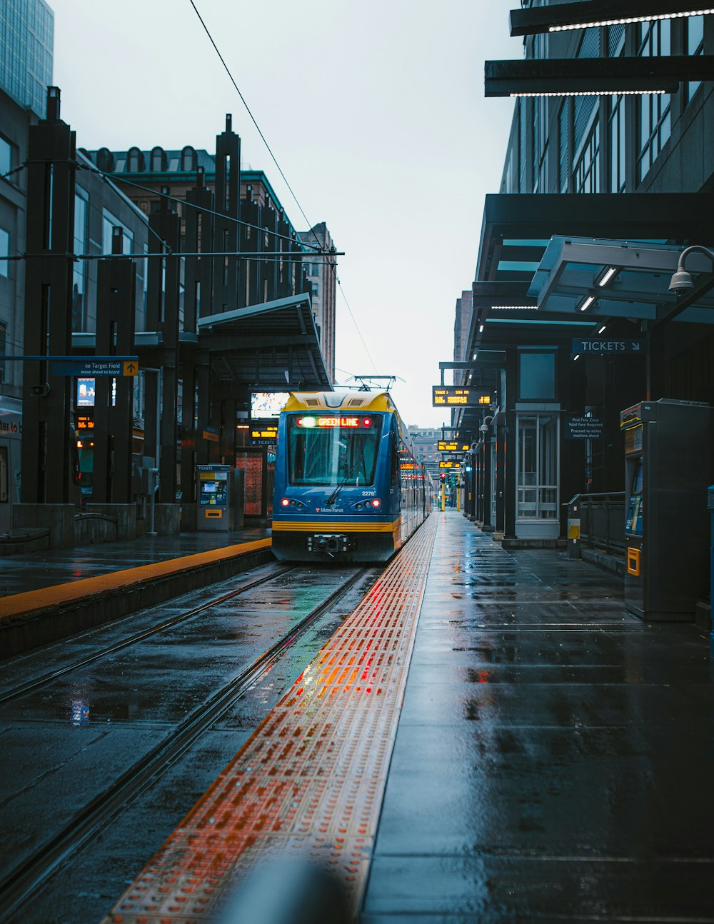 fotografia de trem amarela e azul