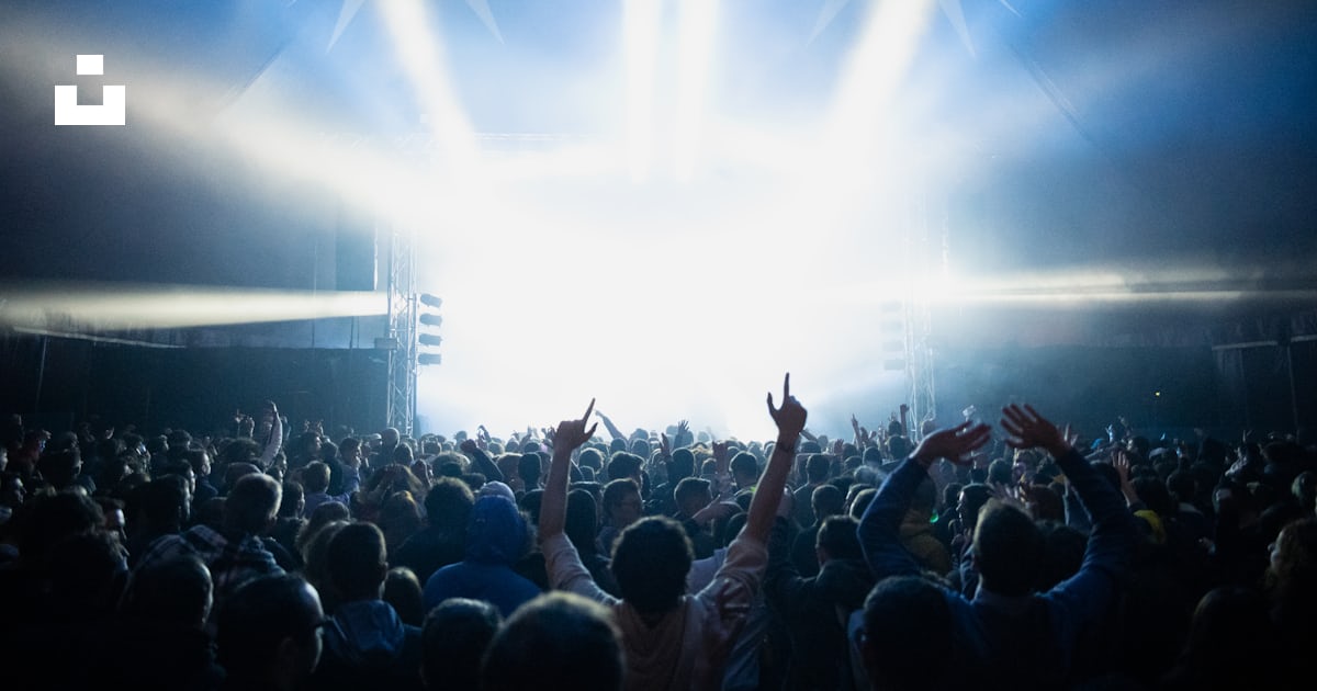 Crowd in front of stage photo – Free France Image on Unsplash