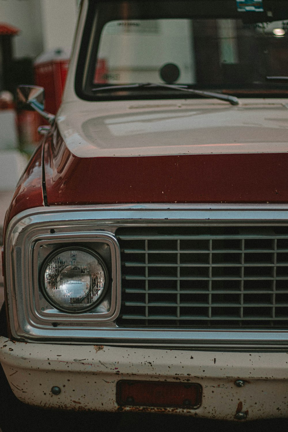 Vehículo rojo y blanco estacionado