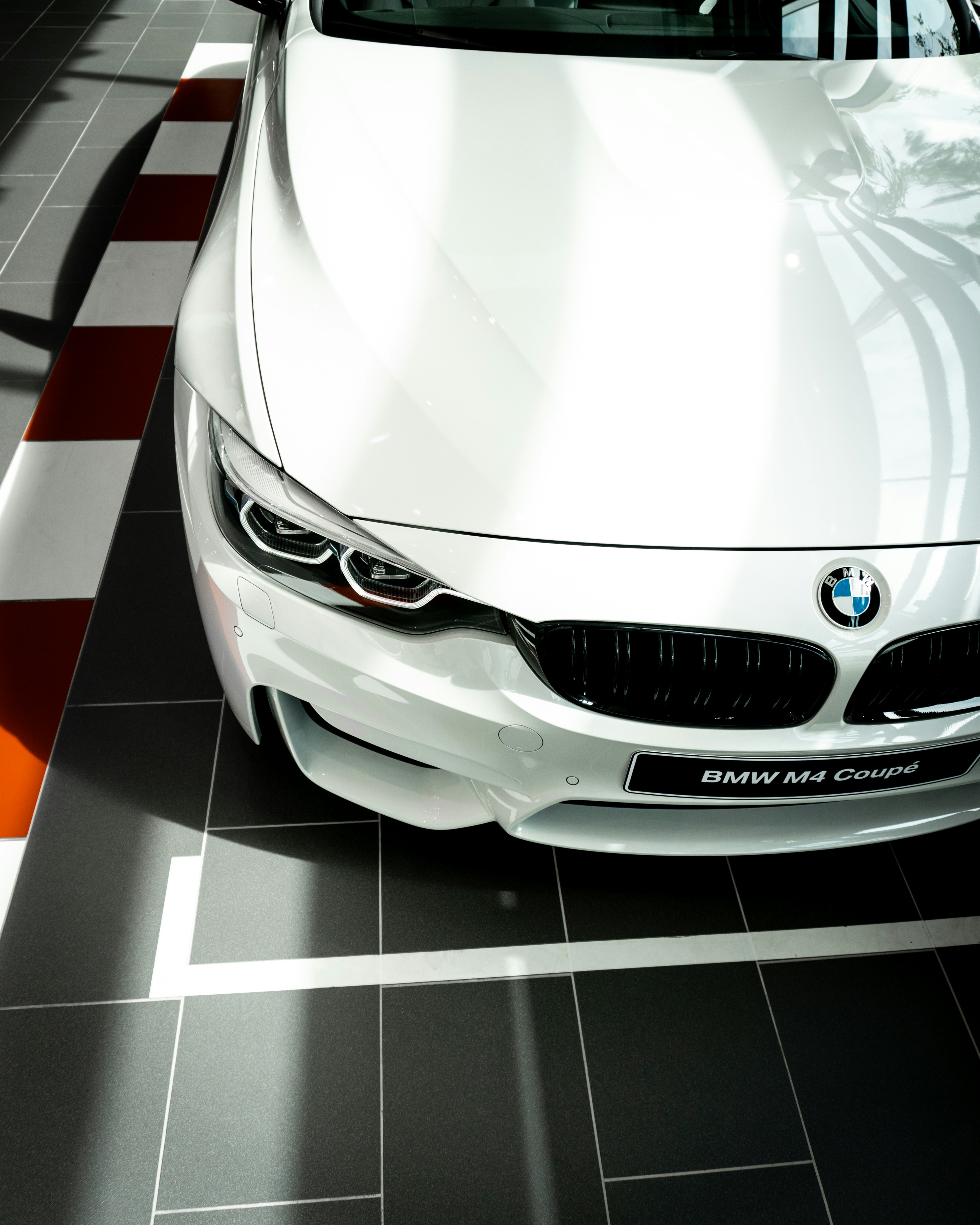 Ein weißes Auto, das in einem Parkhaus geparkt ist