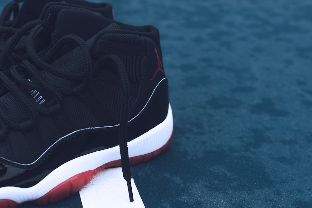 Foto par de zapatos deportivos Air Jordan negros, blancos y rojos – Imagen  Moda gratis en Unsplash
