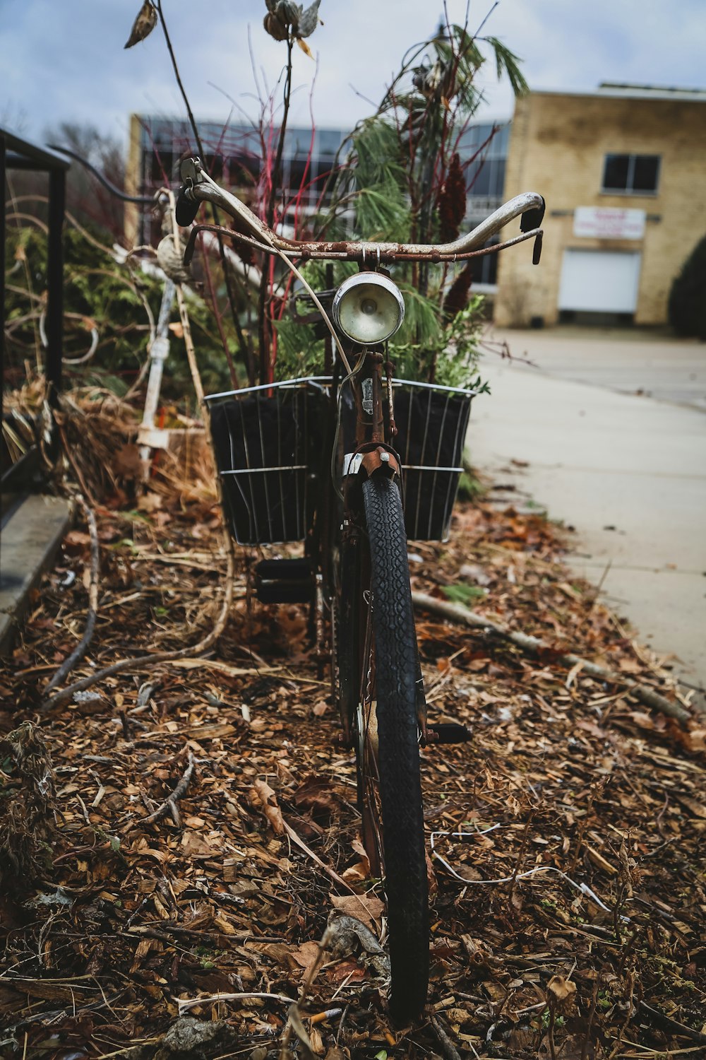 black cruiser bike parking near road