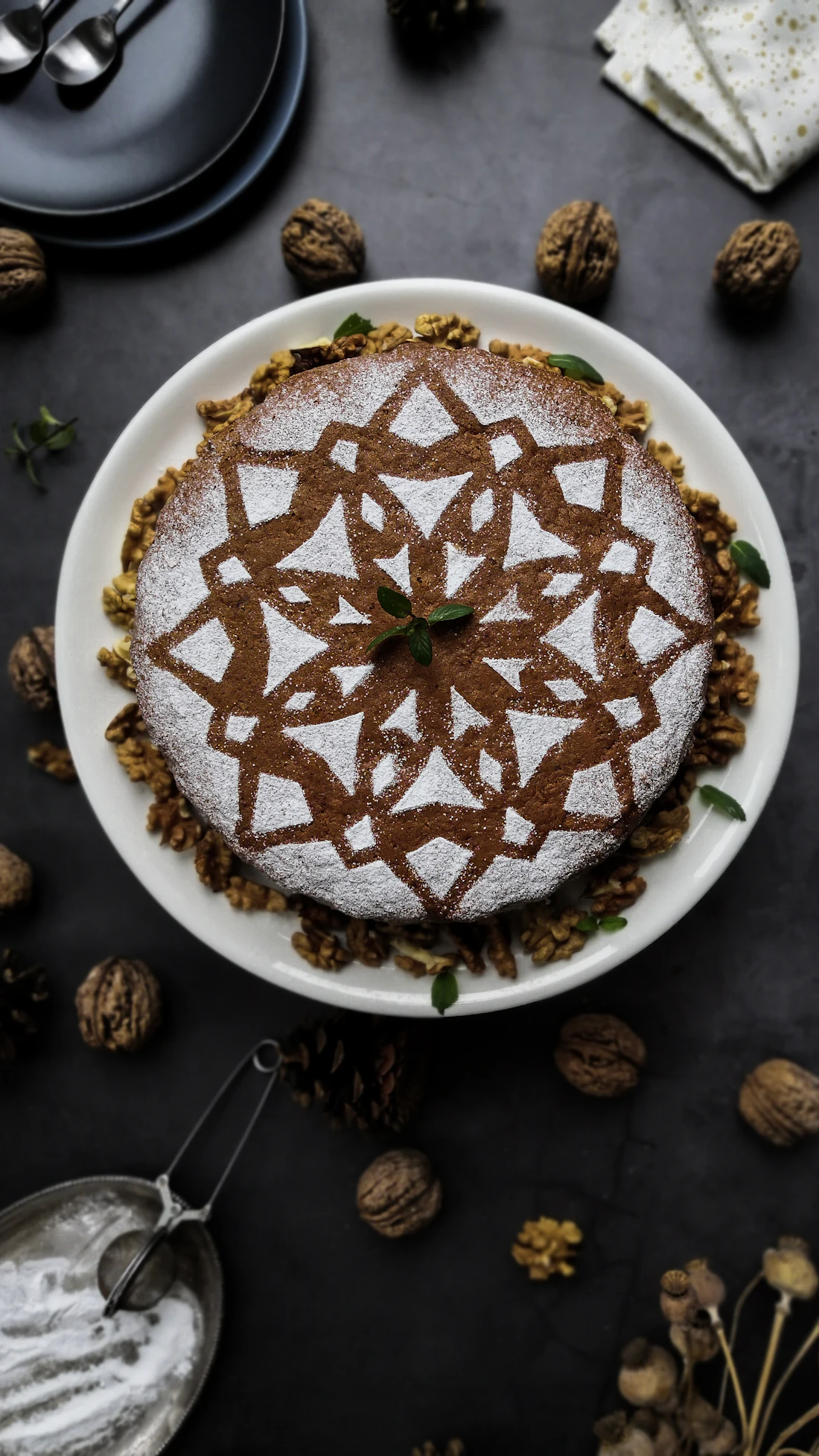 Torta di mandorle decorata con cacao vista dall'alto