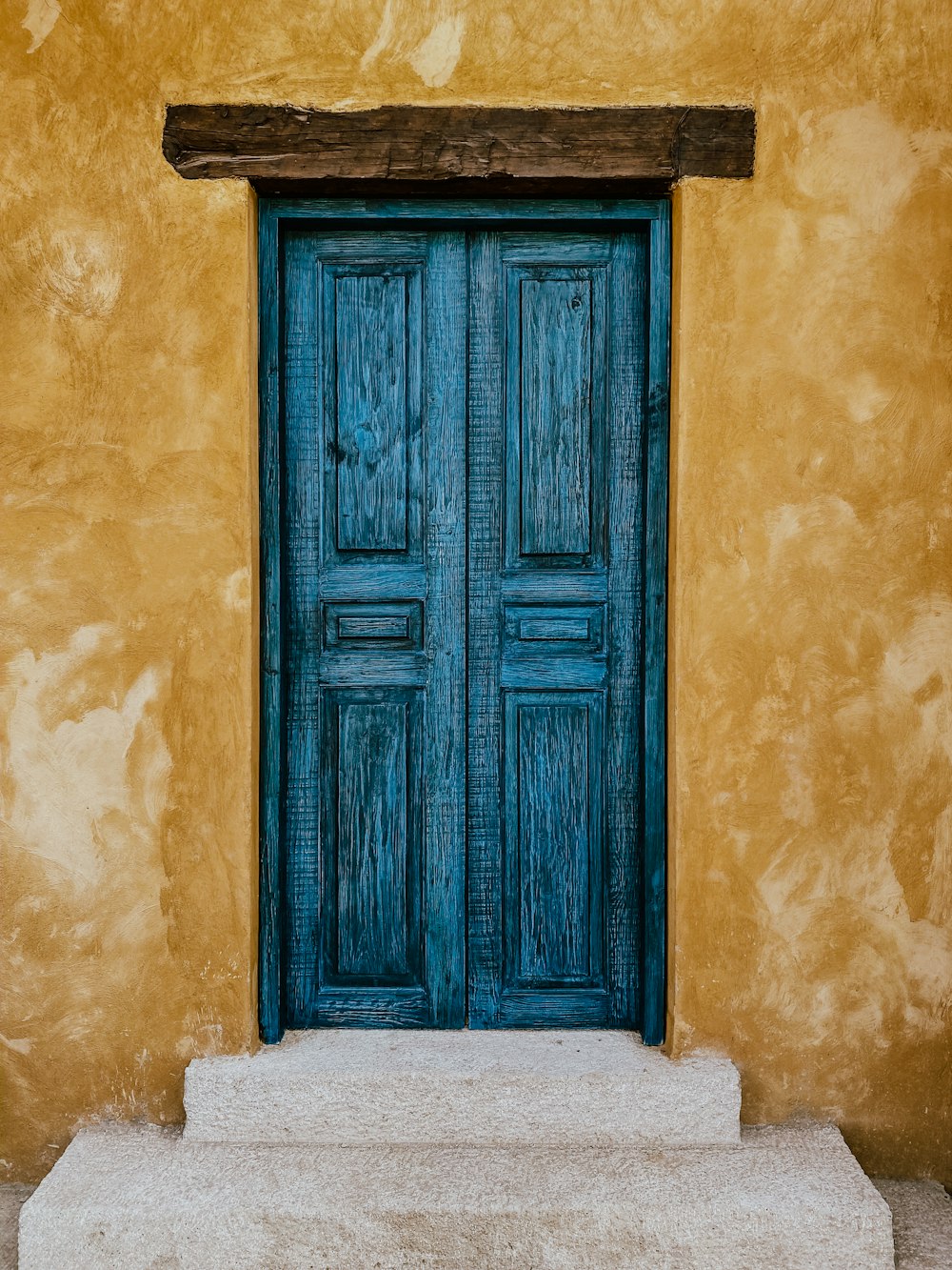 porta de madeira azul fechada