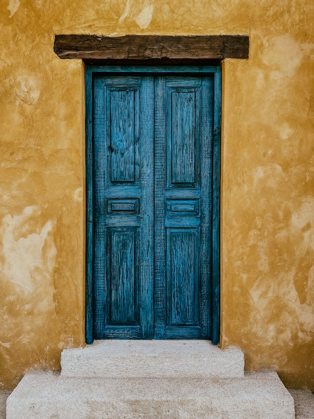 Puerta de madera azul cerrada