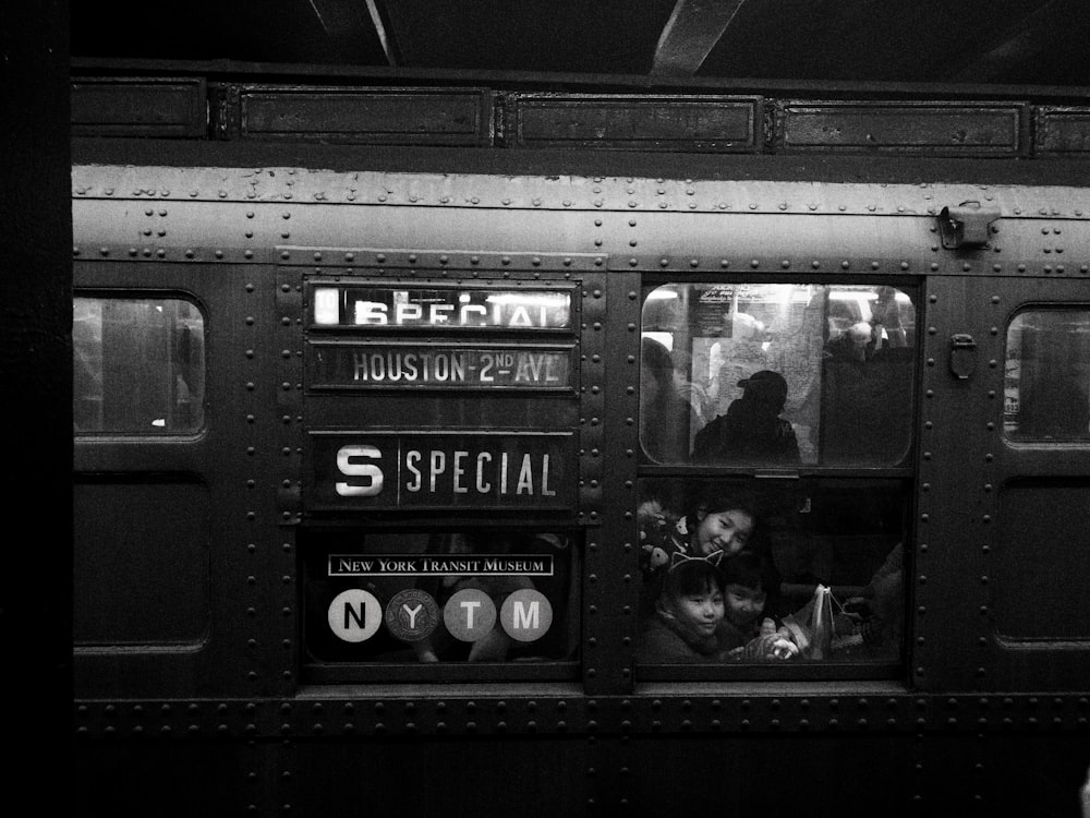 기차 안에 있는 사람들의 회색조 사진