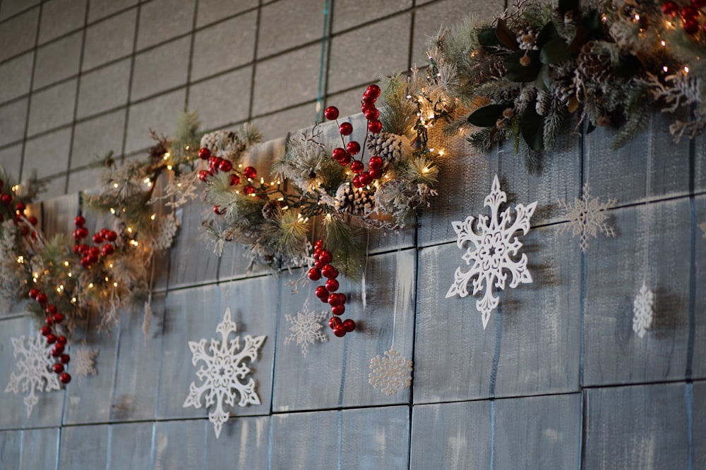 Foto copos de nieve plateados, adornos rojos y adornos navideños en la  pared – Imagen Ornamento gratis en Unsplash