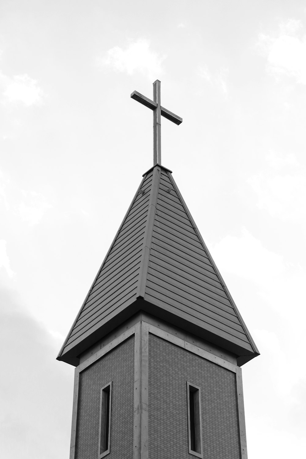 교회의 회색조 사진