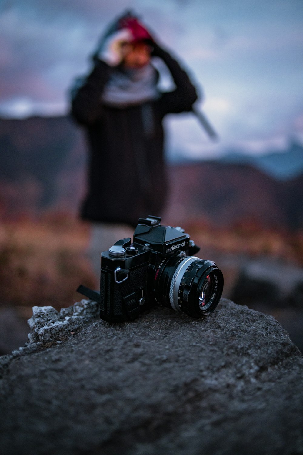 fotografía de enfoque selectivo de negro una cámara DSLR plateada