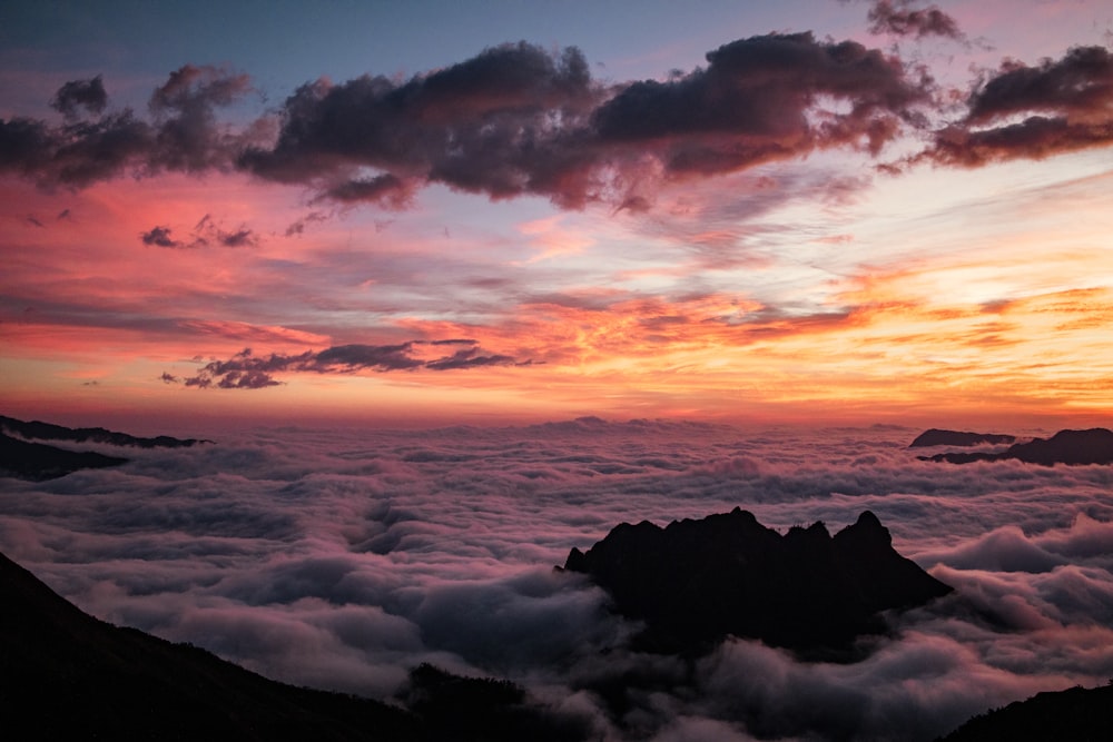 Photographie aérienne de la mer de nuages pendant l’heure dorée