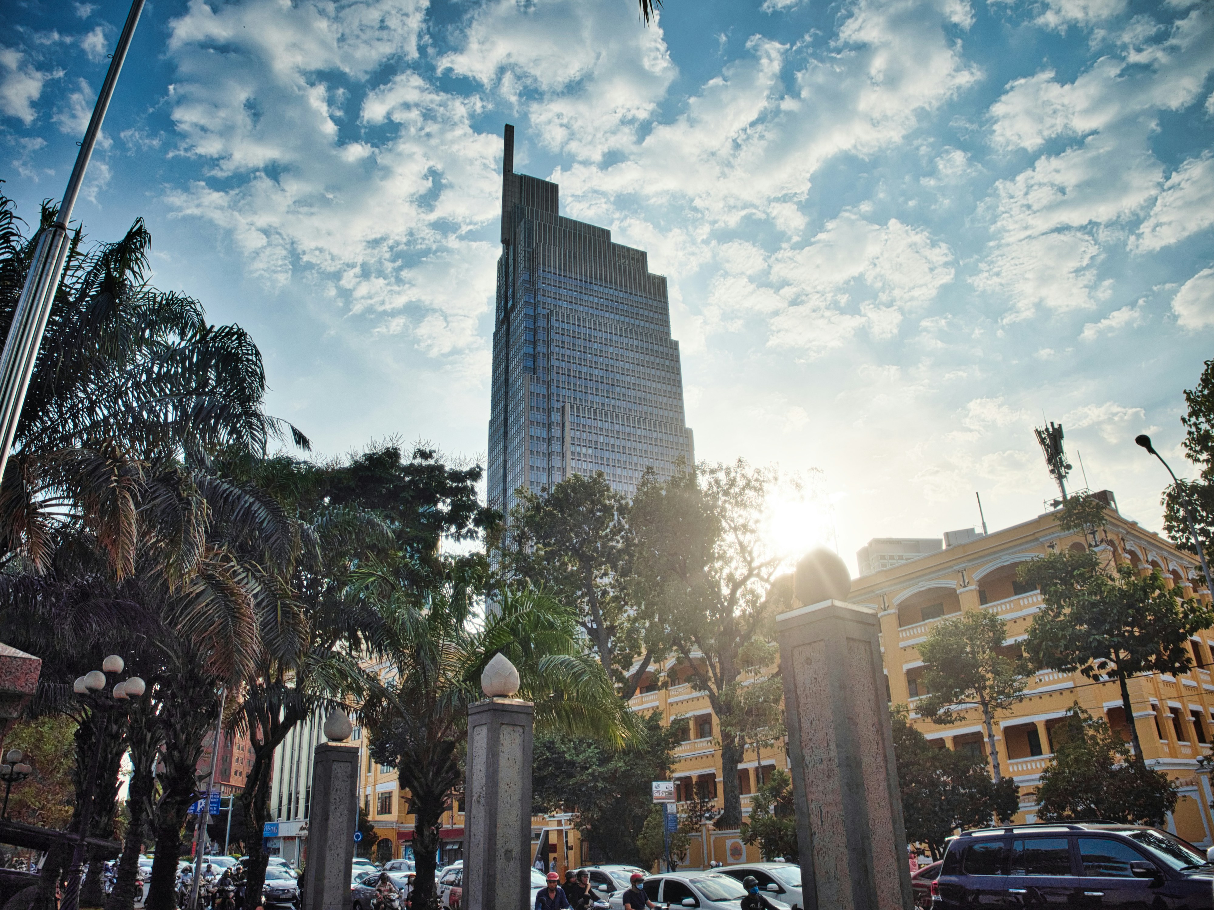 серое высотное здание