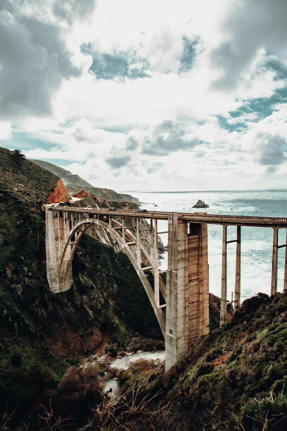 Puente cerca del mar