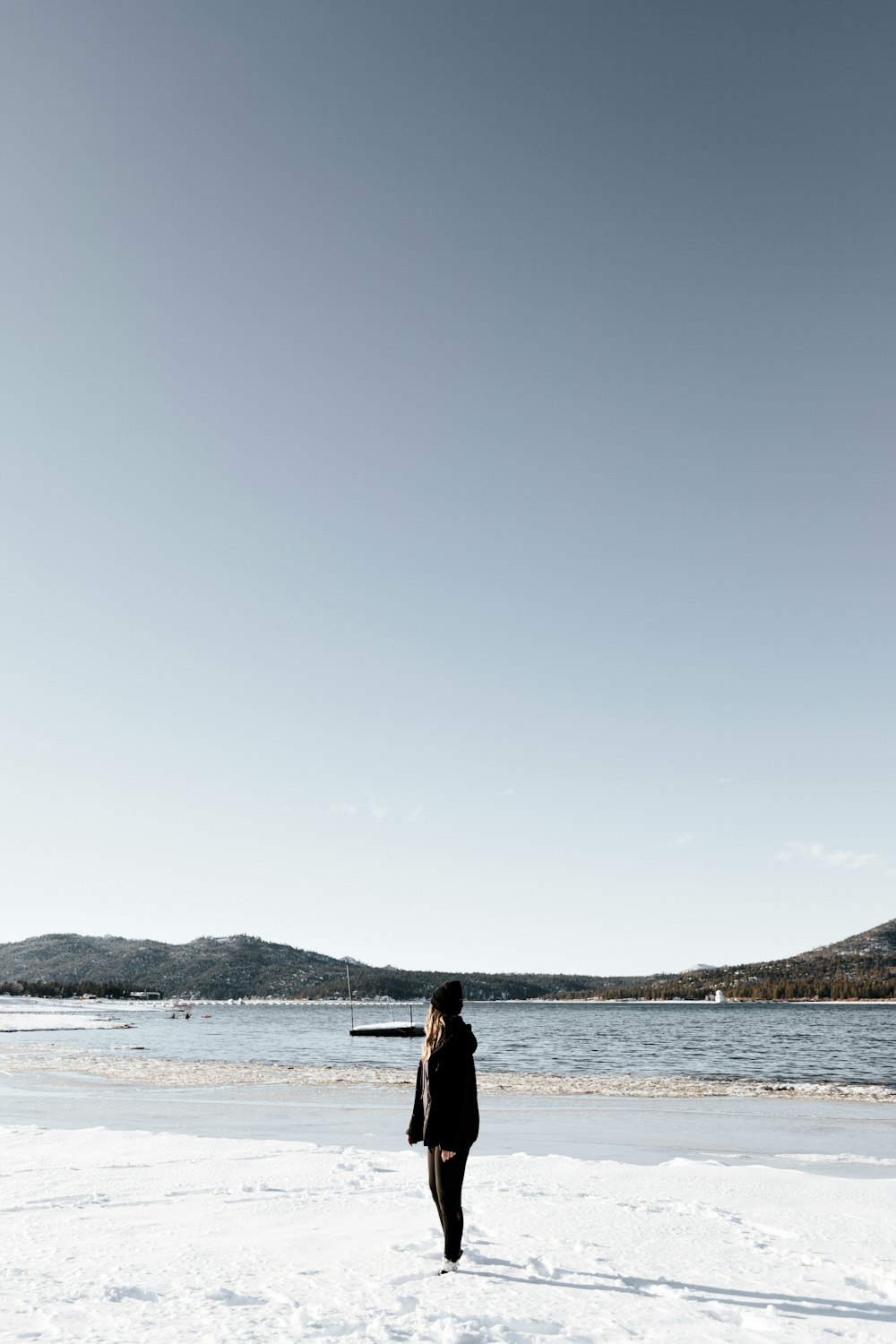 Frau steht in der Nähe eines Gewässers