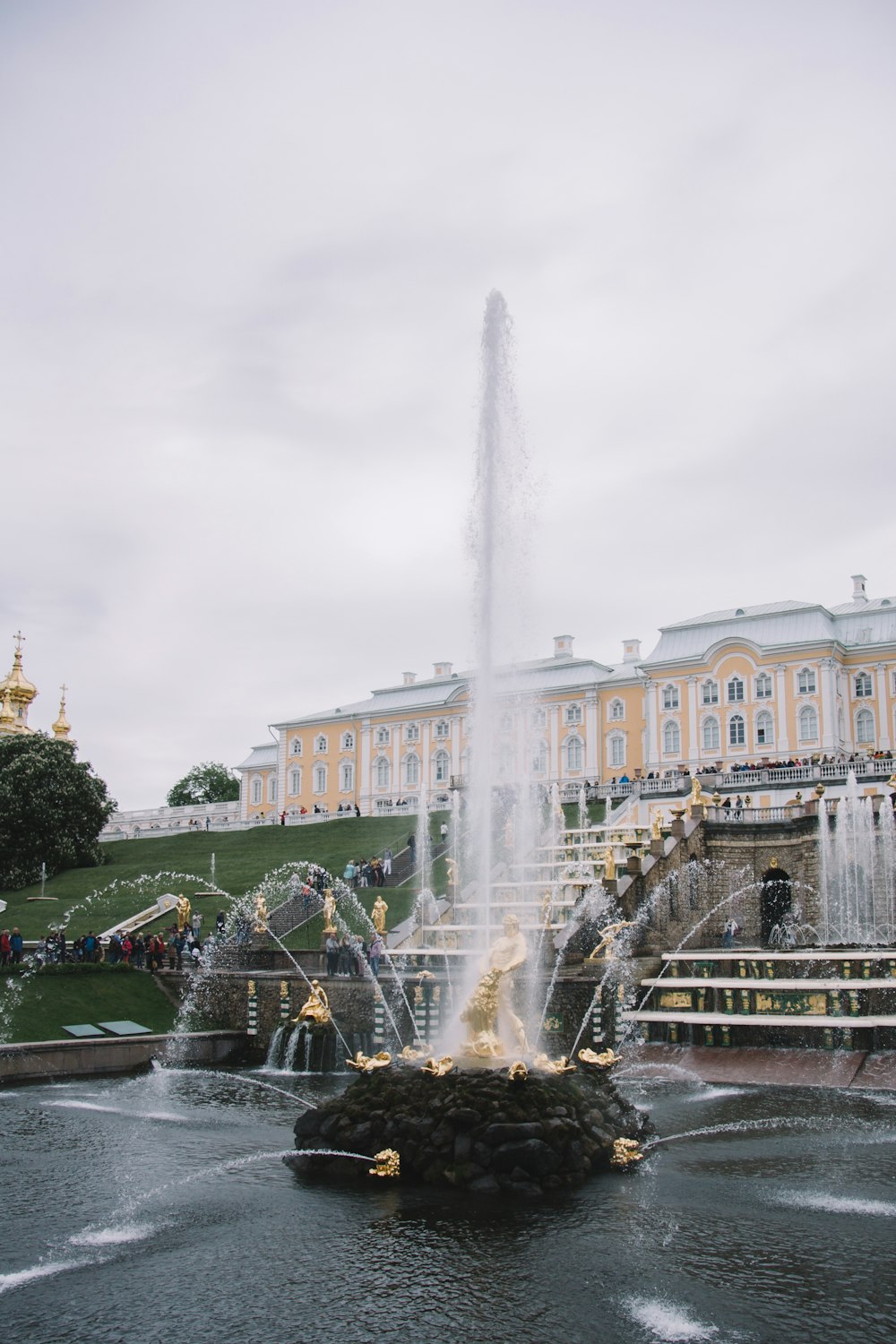 Wasserbrunnen in der Nähe des Gebäudes tagsüber