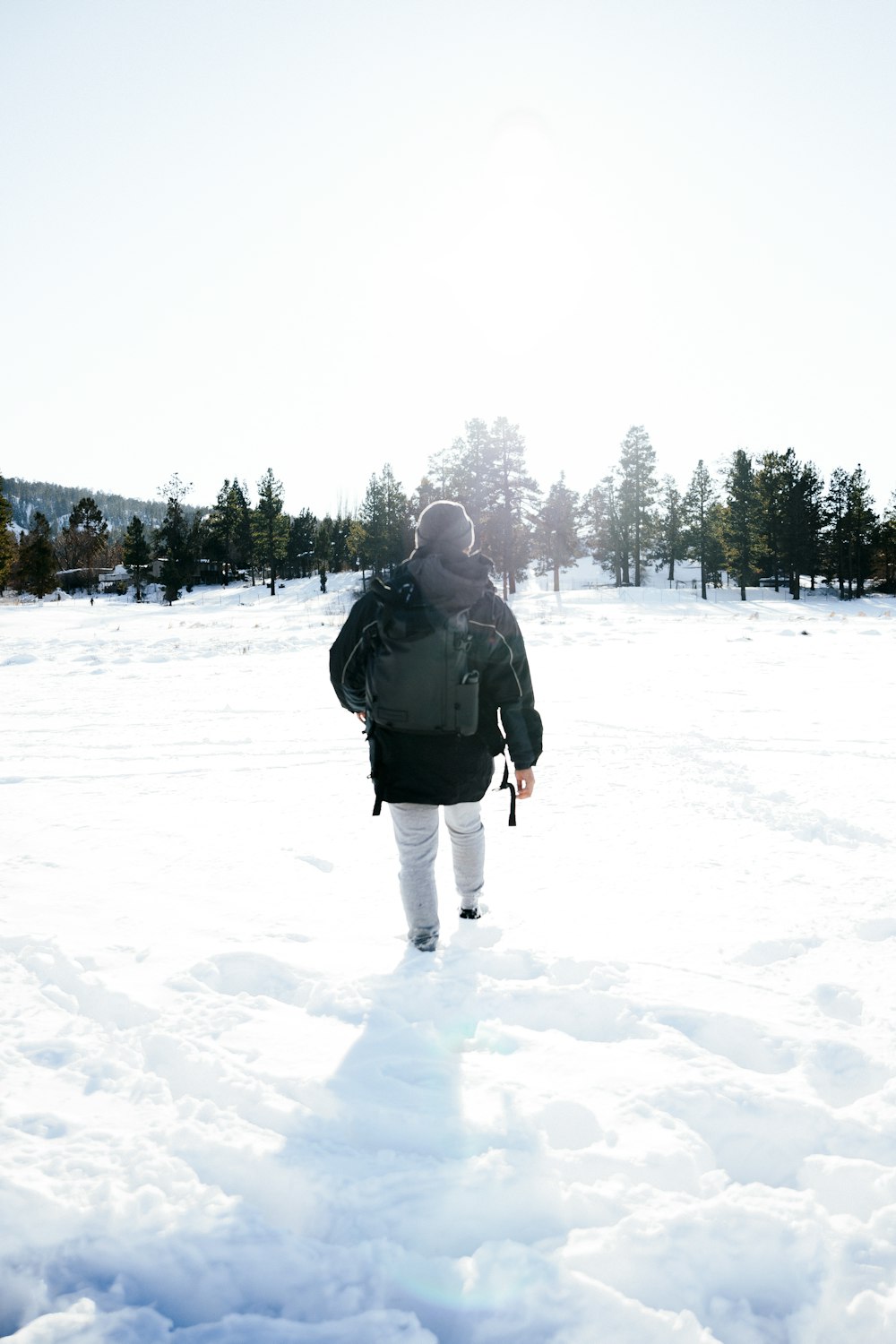 personne marchant sur la neige pendant la journée