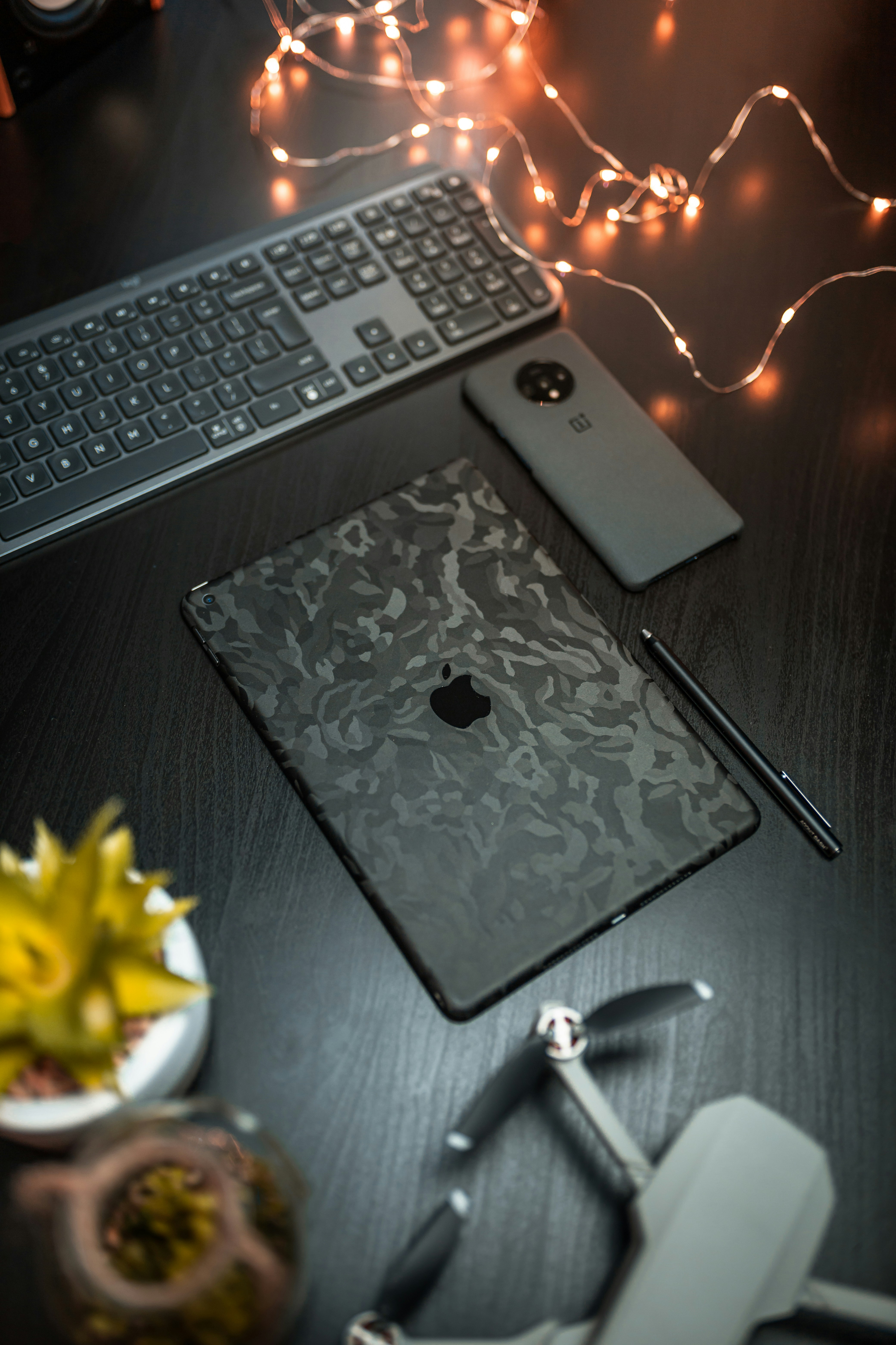 검은색 펜, 검은색 컴퓨터 키보드 및 회색 Android 스마트폰 근처의 검은색 iPad