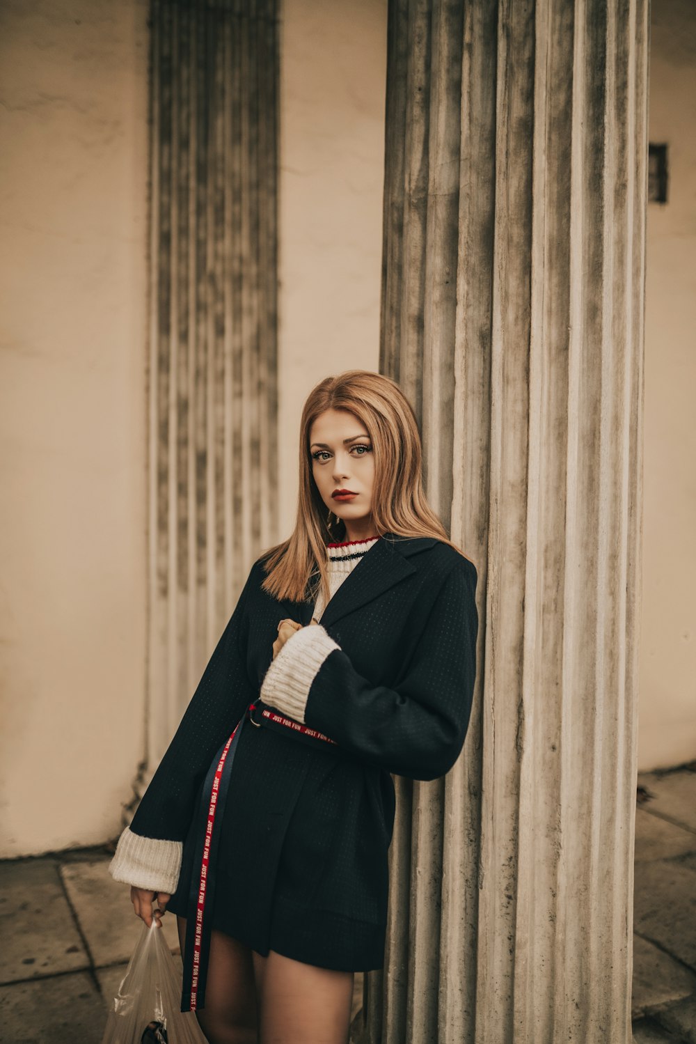 Frau trägt schwarze Strickjacke