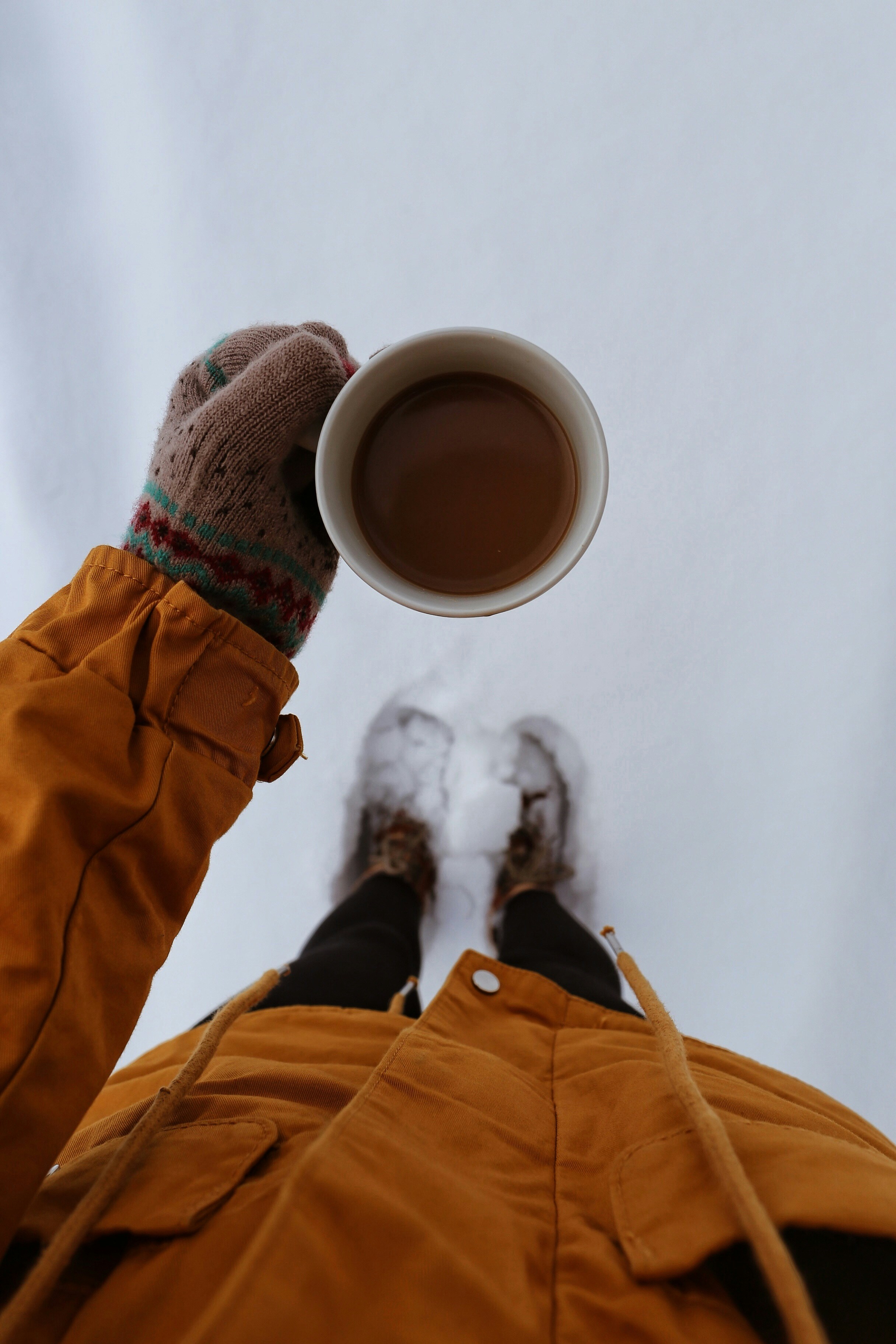 personne tenant une tasse à moitié vide