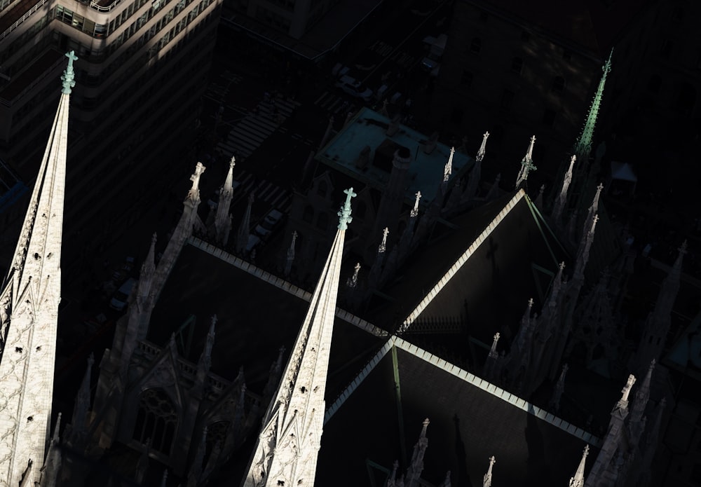 Una vista aérea de una catedral en una ciudad