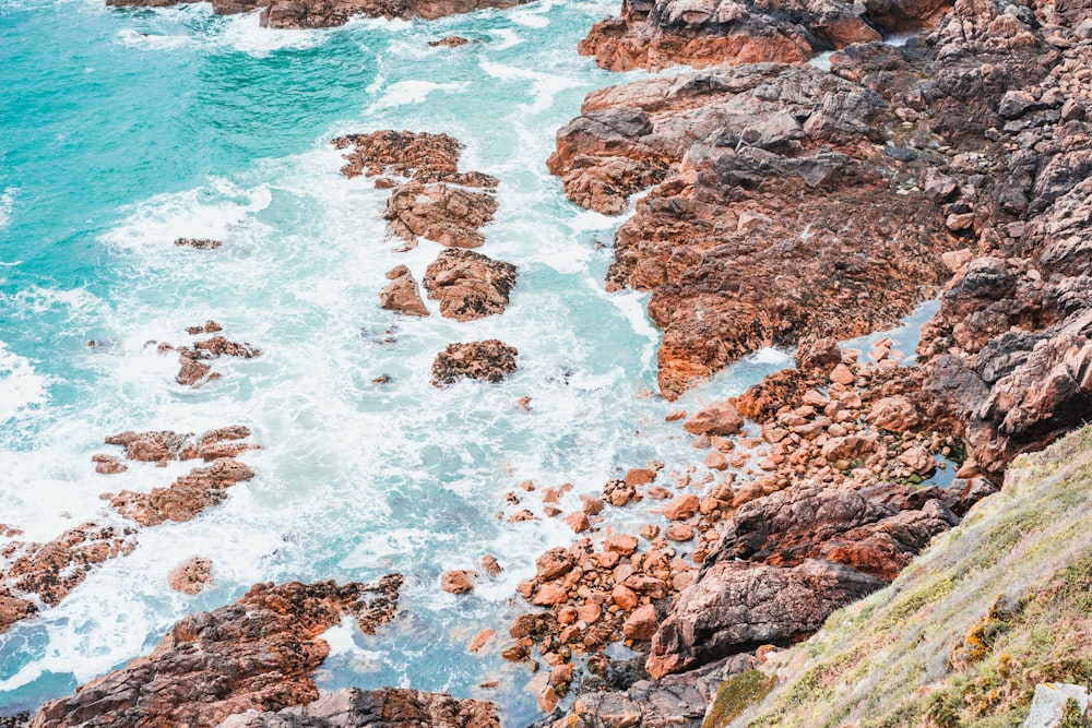 Fotografía aérea de las olas chapoteando en la orilla del mar