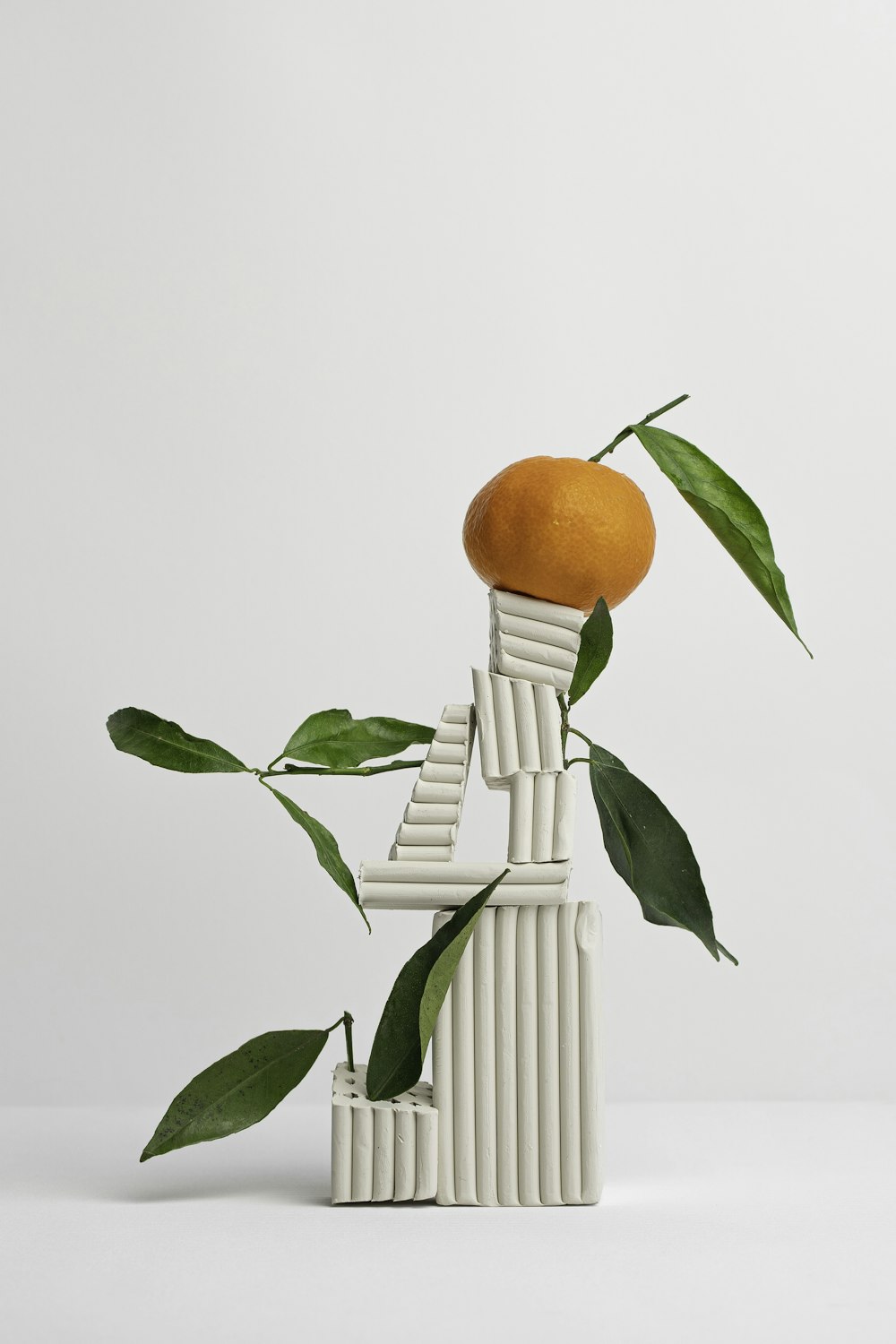 균형 잡힌 조각에 오렌지 과일