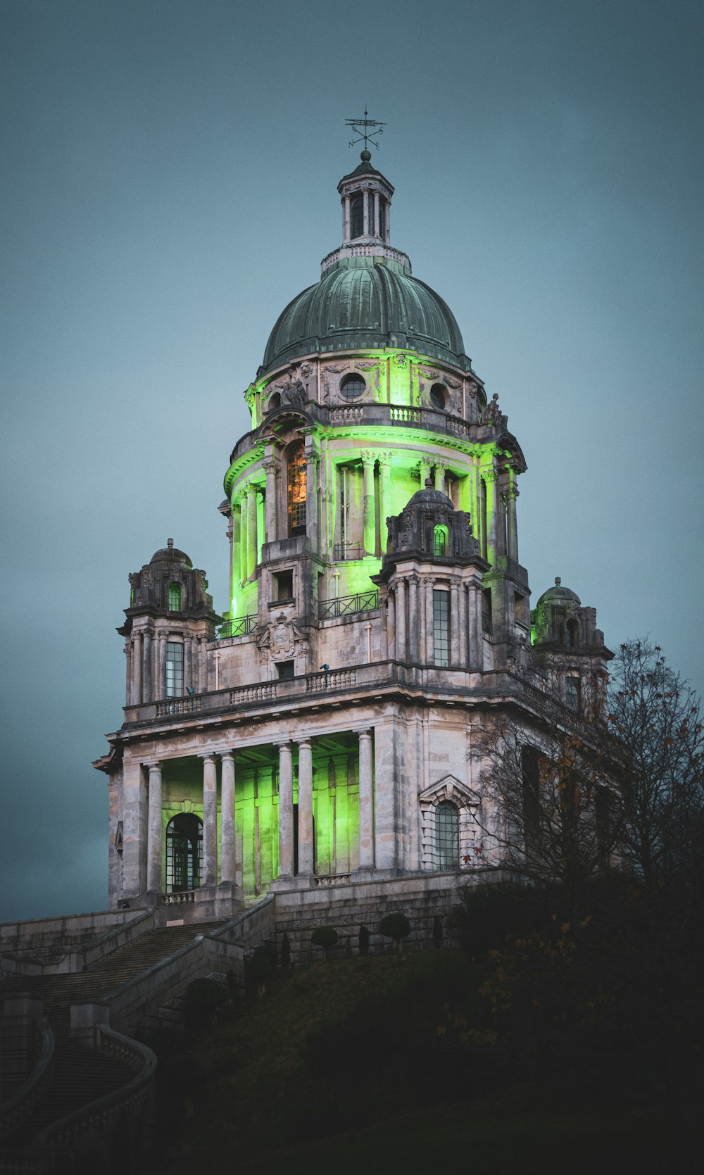 Igreja de concreto verde e cinza