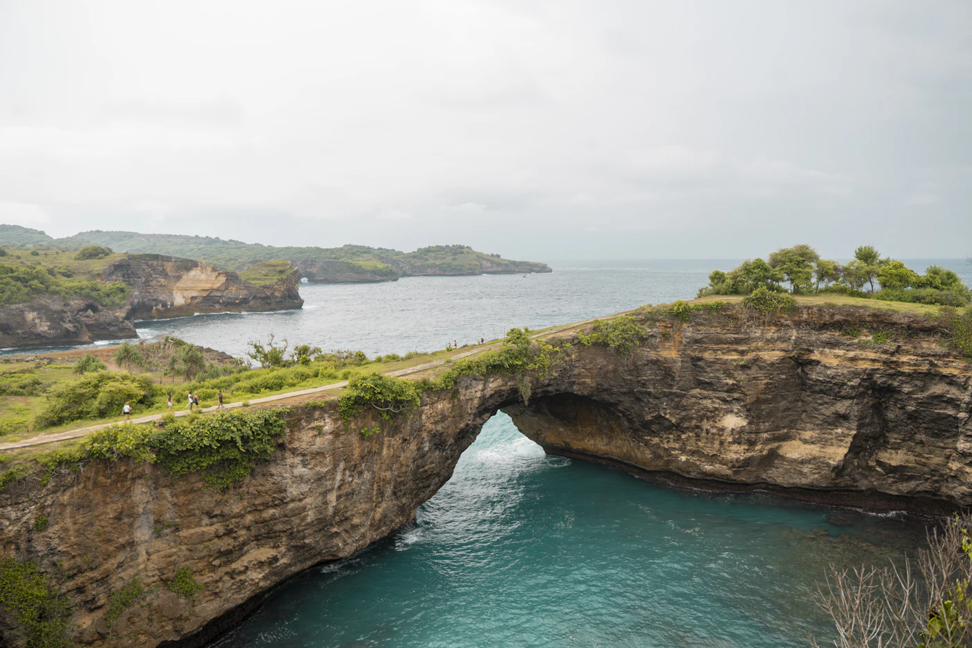 Die natürliche Kalksteinbrücke Devil's Bridge an der Atlantikküste Antiguas