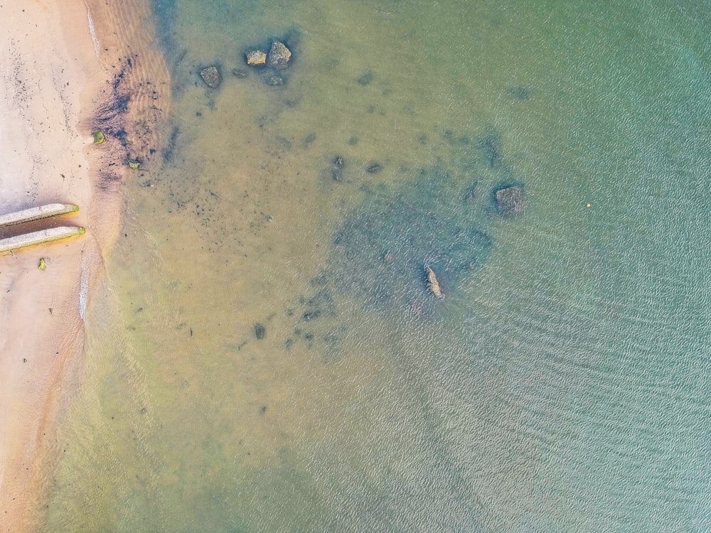 日中の水域の岩石層の航空写真