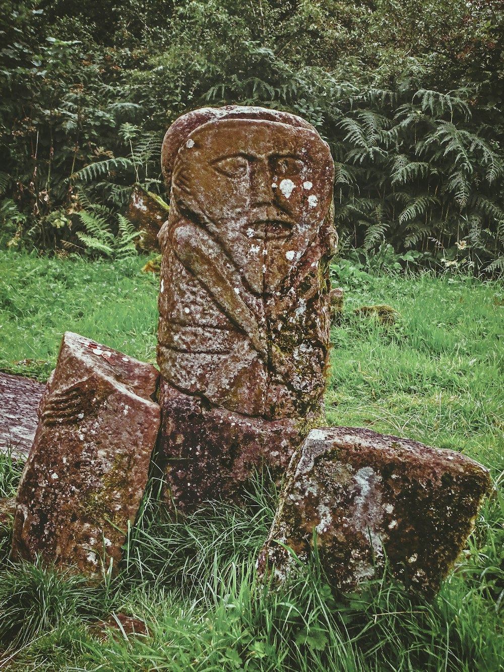 Estátua histórica marrom no campo verde