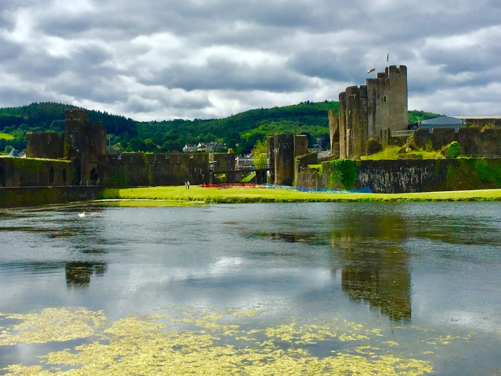 Castillo de foso bajo un cielo blanco y gris