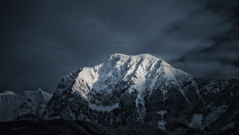 shallow focus photo of snow covered mountain