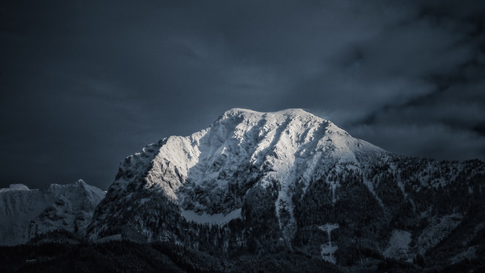 flaches Fokusfoto eines schneebedeckten Berges