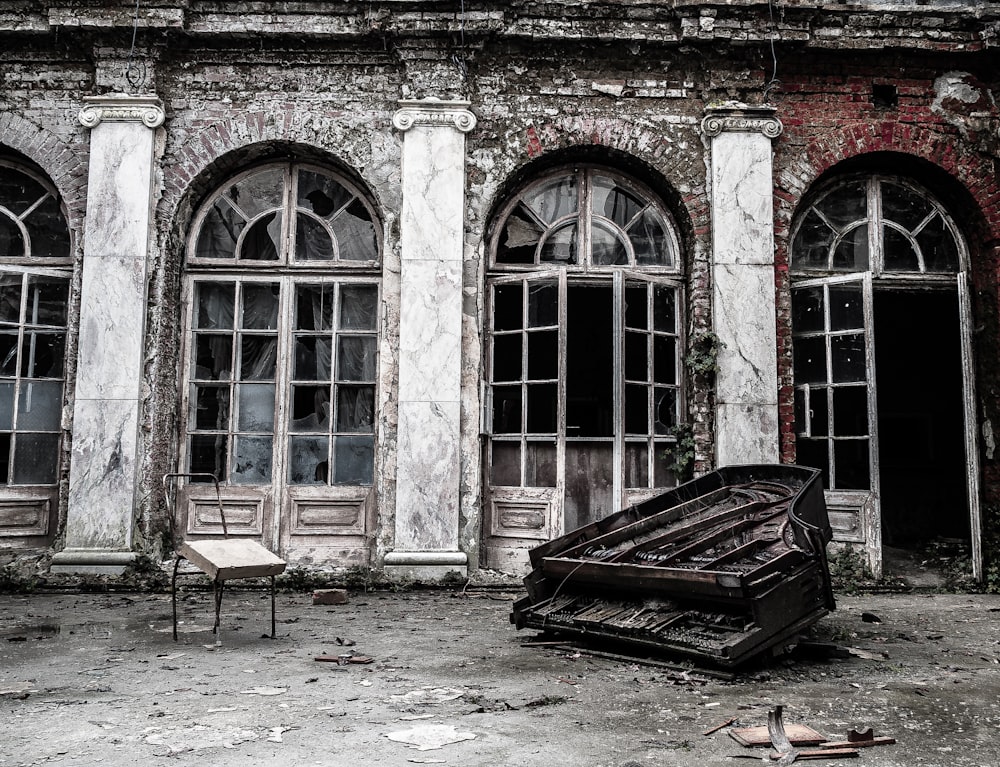 pianoforte distrutto accanto all'edificio