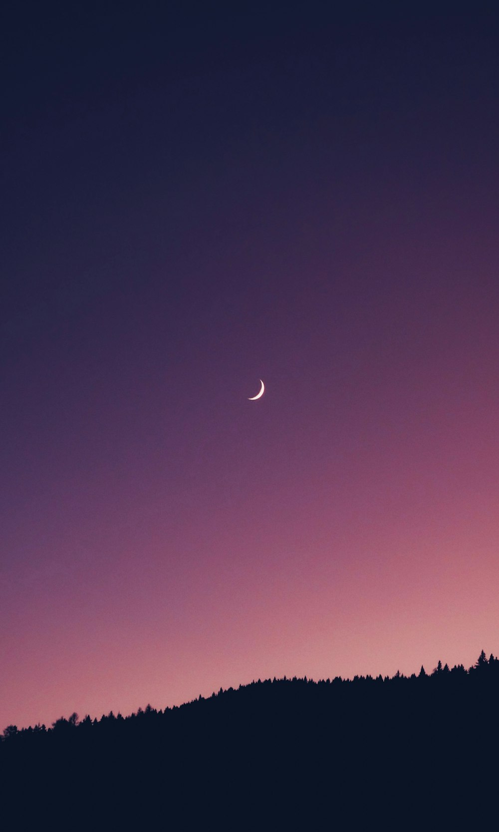 crescent moon view during night time