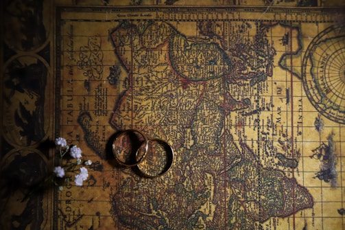 Elegant map highlighting São Paulo and surrounding areas with soft floral accents.