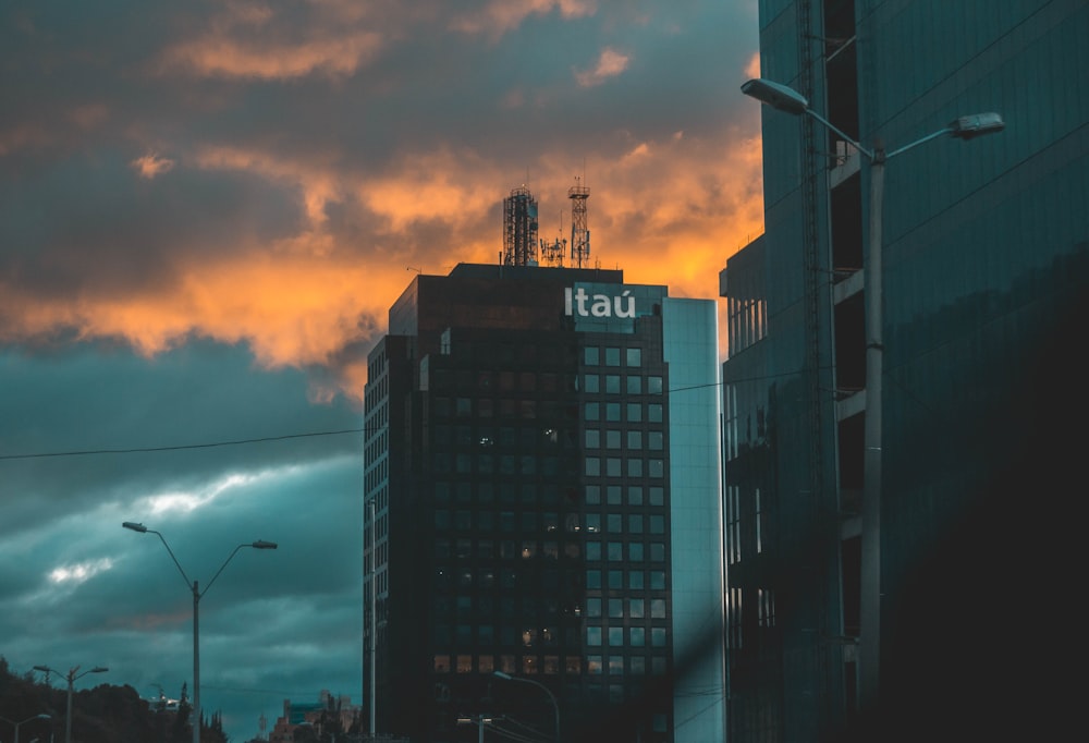 Edificio Itaú de hormigón gris