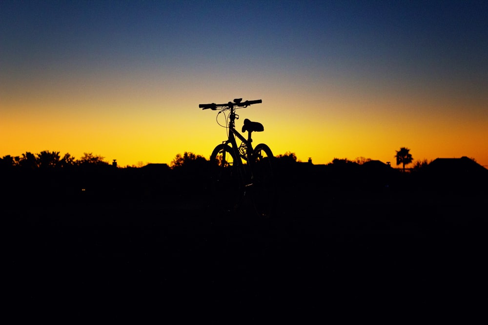 Vélo garé pendant l’heure dorée