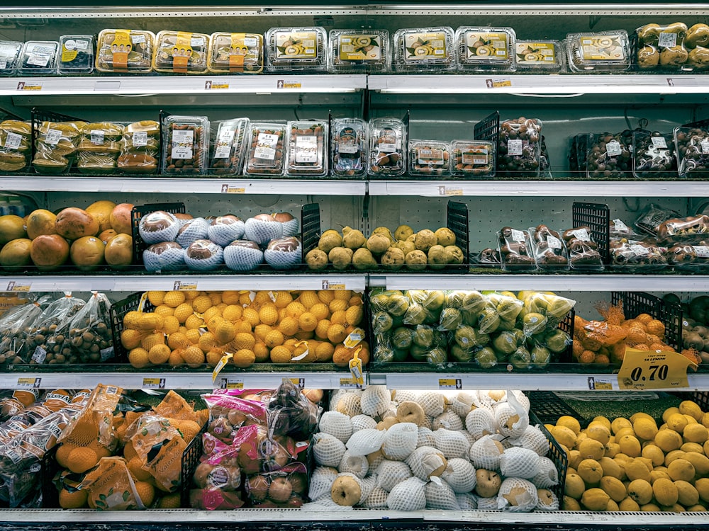 Frutas variadas en exhibición