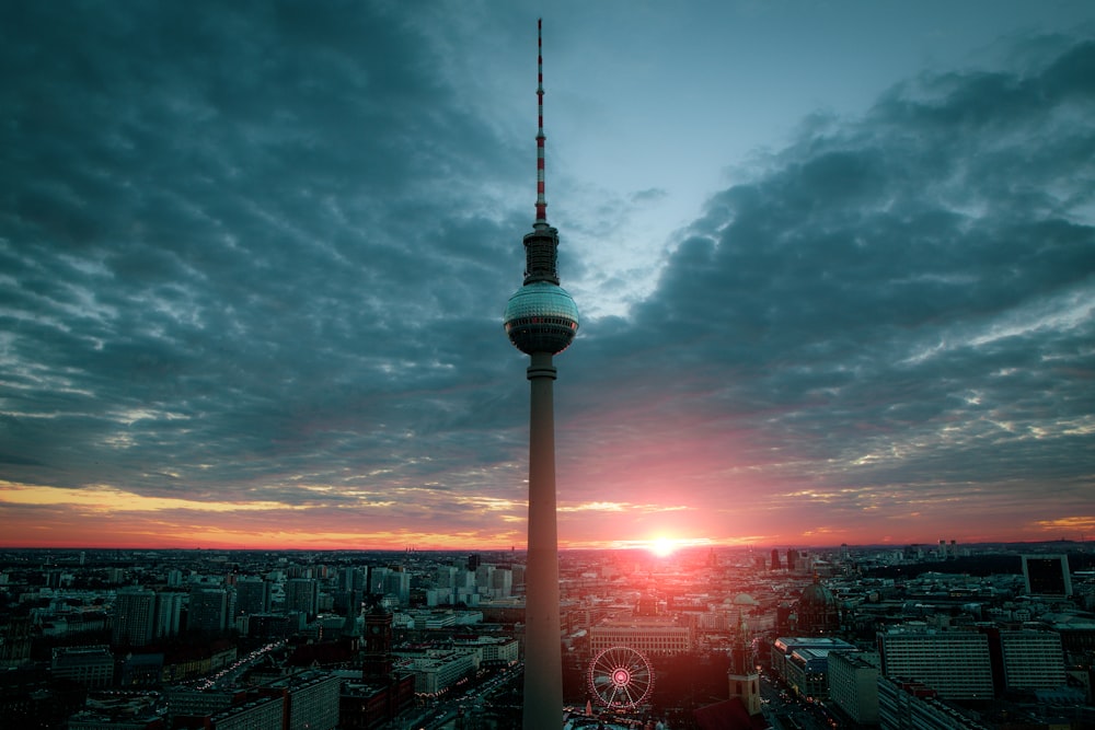 Weißer Raumnadel-Turm