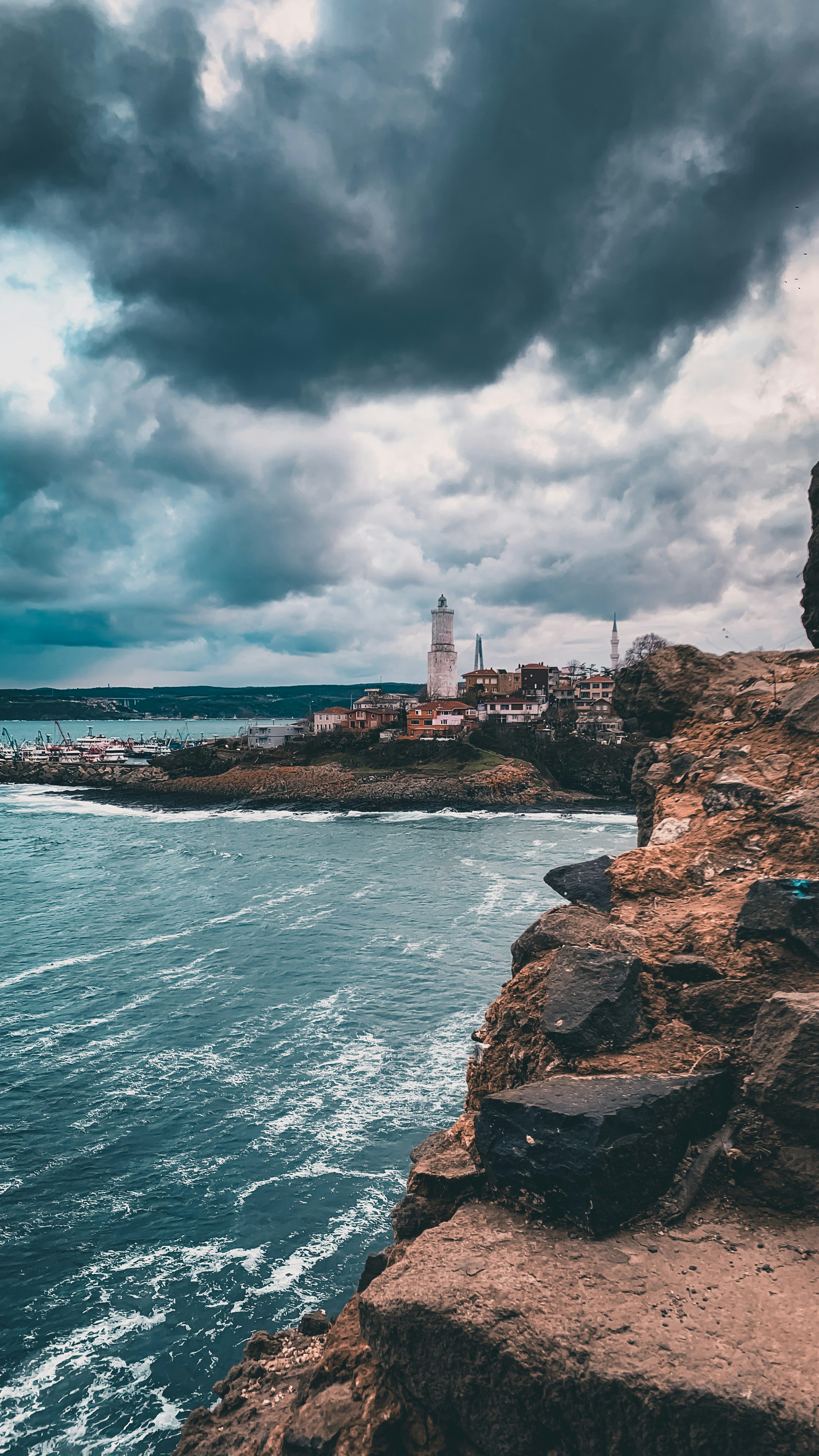 昼間の水域近くの茶色と緑の丘にある白と黒の灯台の写真 Unsplashで見つけるカリフォルニアの無料写真