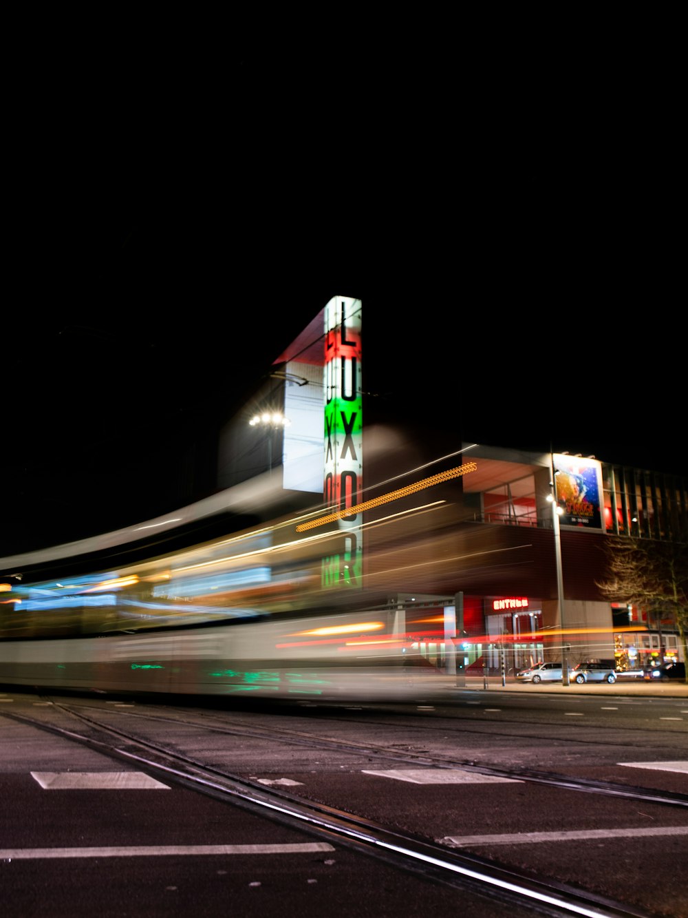 Fotografia time lapse di auto su strada durante la notte